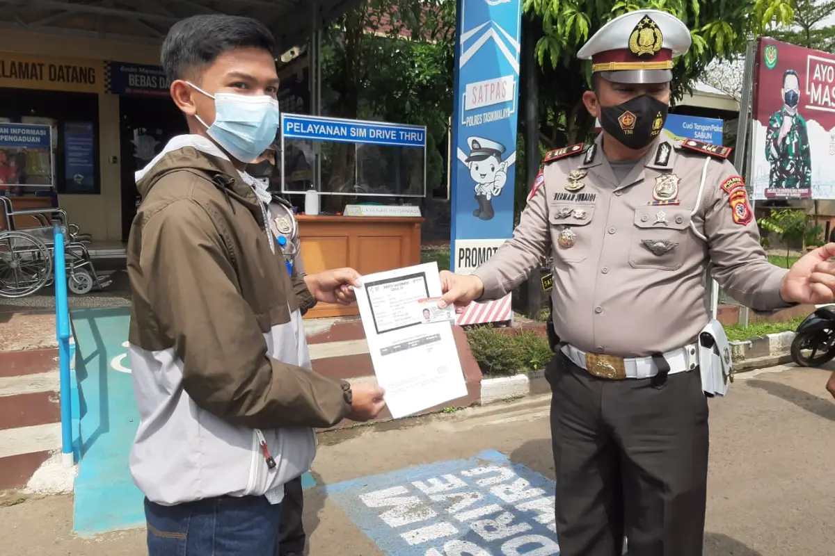 Agnisah (19) salah seorang peserta vaksinasi yang mendapatkan reward SIM gratis mengaku senang sekaligus bangga mengikuti program vaksinasi yang diselenggarakan polres Tasik.