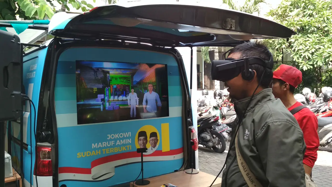 Saat Mobil Emoji Hadir Ditengah Pendukung Jokowi-Ma'ruf Amin