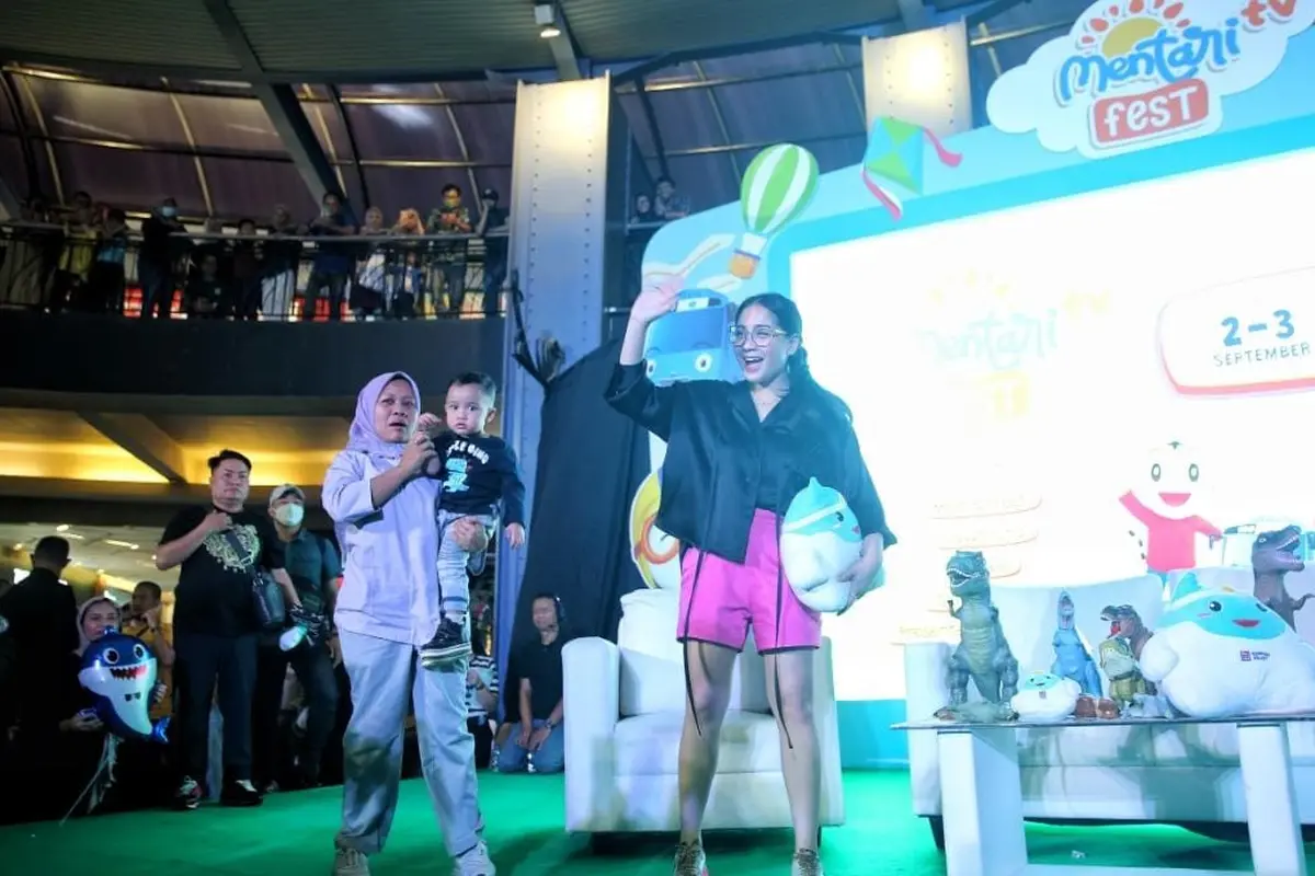 Nagita Slavina Ikut Dampingi Anak saat Nonton Tayangan