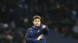 Pelatih Tottenham Hotspur, Mauricio Pochettino menginstruksikan pemainnya saat melawan Sheffield United pada pertandingan Liga Inggris di Tottenham Hotspur Stadium di London, pada 9 November 2019. PSG mengontrak Pochettino hingga 30 Juni 2022 dengan klausul opsi perpanjang setahun. (AFP/Ian Kington)