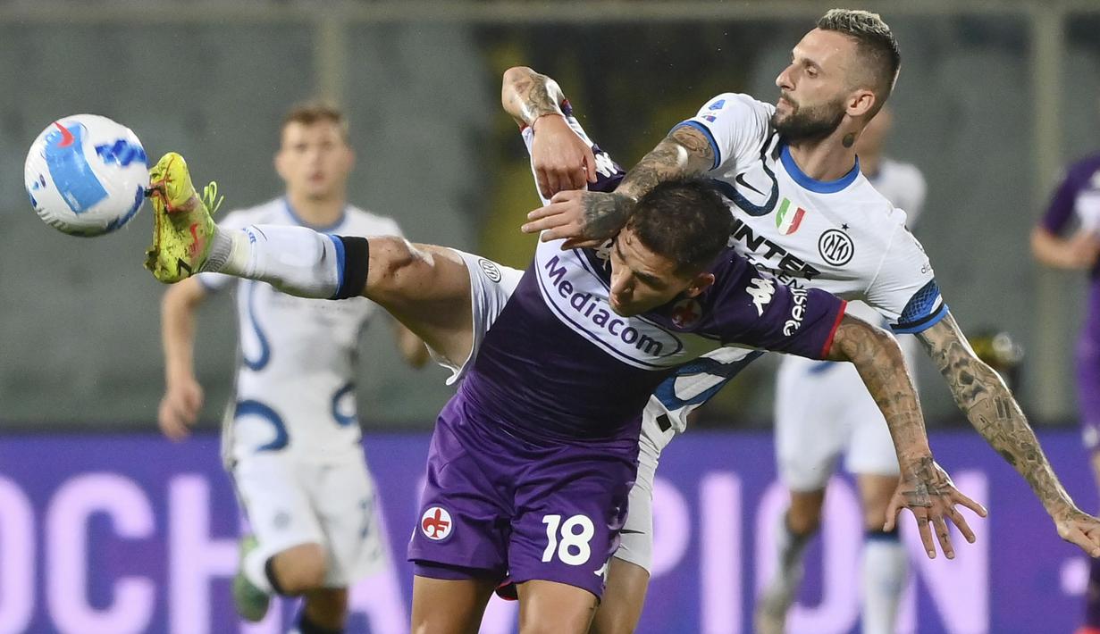 Pertandingan berlangsung sengit sejak awal babak pertama. Lini pertahanan Inter Milan beberapa kali harus bekerja keras untuk meredam serangan yang dilakukan oleh tuan rumah Fiorentina. (LaPresse via AP/Alfredo Falcone)