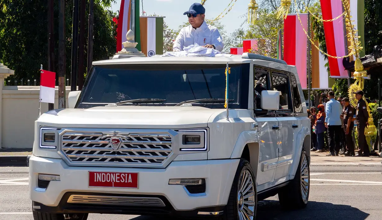 Presiden Indonesia Prabowo Subianto menyapa warga dari kendaraan saat meninggalkan Kompleks Candi Prambanan di Sleman, Yogyakarta, Rabu, 8 Juli 2026. (AFP/ Devi Rahman)