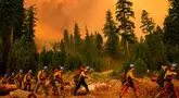 Tim pemadam kebakaran Plumas Hotshots berjalan dari garis kebakaran selama kebakaran Taman di daerah Mill Creek, Tehama County, California, 7 Agustus 2024. (JOSH EDELSON/AFP)