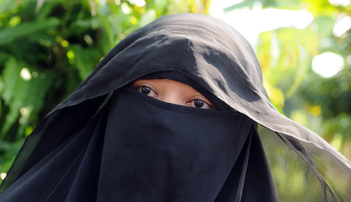 Kerabat Titus Igweh, Nila mengaku keberatan dengan keputusan Kejaksaan Agung yang memasukkan nama Titus Igweh ke dalam daftar eksekusi mati jilid III, Nusakambangan, Cilacap, Jateng, Kamis (28/7). (Liputan6.com/Helmi Afandi)