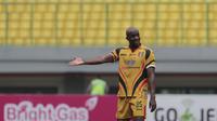 Pemain Mitra Kukar, Mohamed Sissoko saat melawan Bhayangkara FC pada lanjutan Liga 1 2017 di Stadion Patriot, Bekasi, Jumat (21/7/2017). Bhayangkara FC menang 4-1. (Bola.com/Nicklas Hanoatubun)