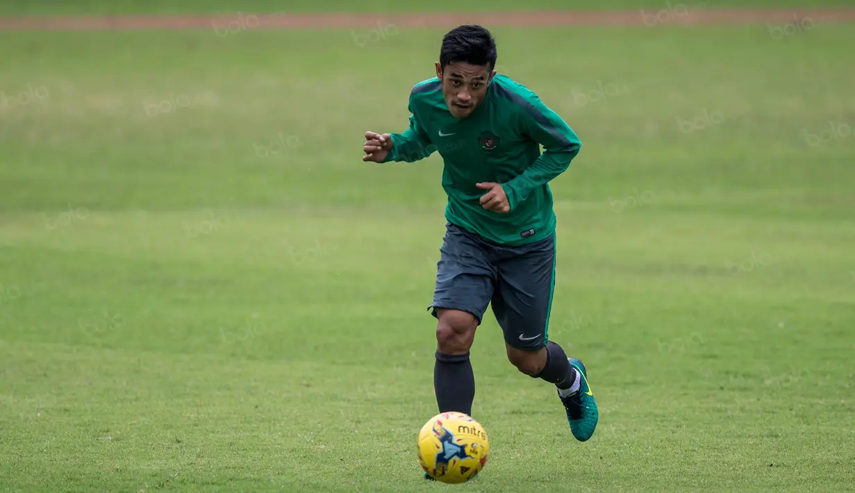 Bek sayap Timnas Indonesia, Beny Wahyudi, berusaha mengontrol bola ketika berlatih di Lapangan SPH Karawaci, Banten, Minggu (11/12/2016). (Bola.com/Vitalis Yogi Trisna)