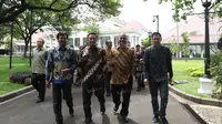 Menpora Imam Nahrowi (tengah) dan Iwan Budianto saat bersama Klub-klub sepak bola Indonesia bertemu Presiden RI, Joko Widodo di Istana Negara, Jumat (16/4/2016). (Nicklas Hanoatubun)