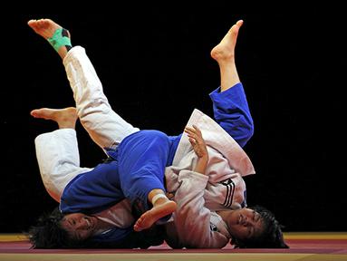 Aksi pejudo Indonesia Szalsza Maulida (putih) saat beraksi melawan pejudo Laos dalam laga eksebisi usai  turnamen SEA Games di Singapura. (REUTERS/Edgar Su) 