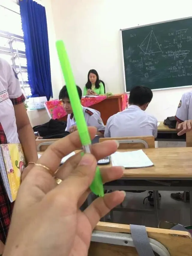 6 Momen Tak Terduga Baju Guru Mirip dengan Pulpen Murid Ini Kocak
