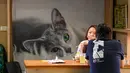 Gambar yang diambil pada 27 Oktober 2021 ini menunjukkan pelanggan di kafe kucing Mao Thai Thai, New Taipei City, Taiwan. Para ilmuwan di Taiwan mengembangkan makanan kucing dari bahan dasar yang agak tidak biasa - kepompong ulat sutra. (Sam Yeh/AFP)