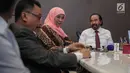 Ketua Umum Partai Nasdem Surya Paloh (kanan) menerima kedatangan Menteri Sosial Khofifah Indar Parawansa (tengah) di Kantor DPP Nasdem, Jakarta, Rabu (11/10). (Liputan6.com/Faizal Fanani)