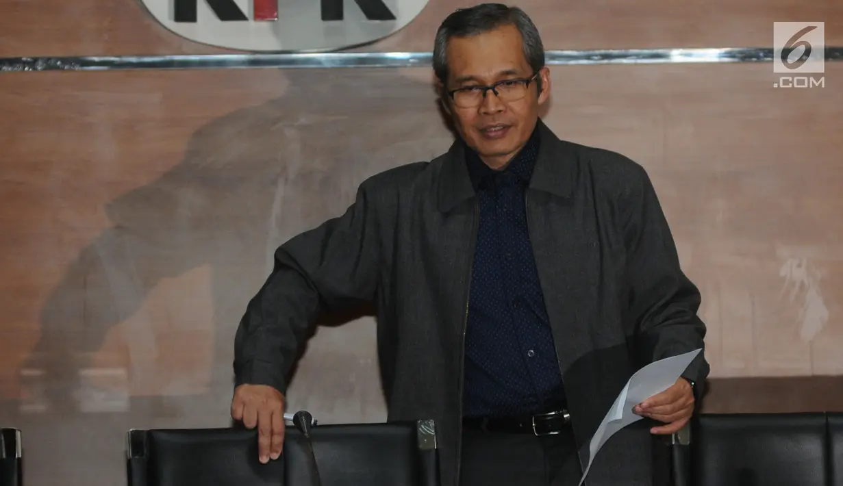 Wakil Ketua KPK Alexander Marwata bersiap memberikan keterangan terkait OTT hakim Pengadilan Negeri Jakarta Selatan, Rabu (28/11). KPK menyita barang bukti uang SGD 47 ribu terkait suap penanganan perkara perdata di PN Jaksel. (Merdeka.com/Dwi Narwoko)