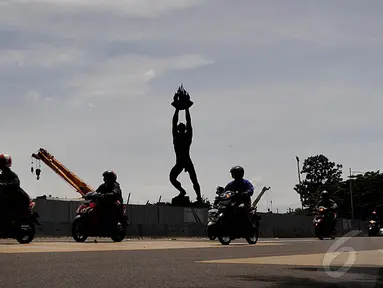 Pengendara sepeda motor melintasi Bundaran Senayan, Jakarta, Jumat (9/1/2015). (Liputan6.com/Johan Tallo)