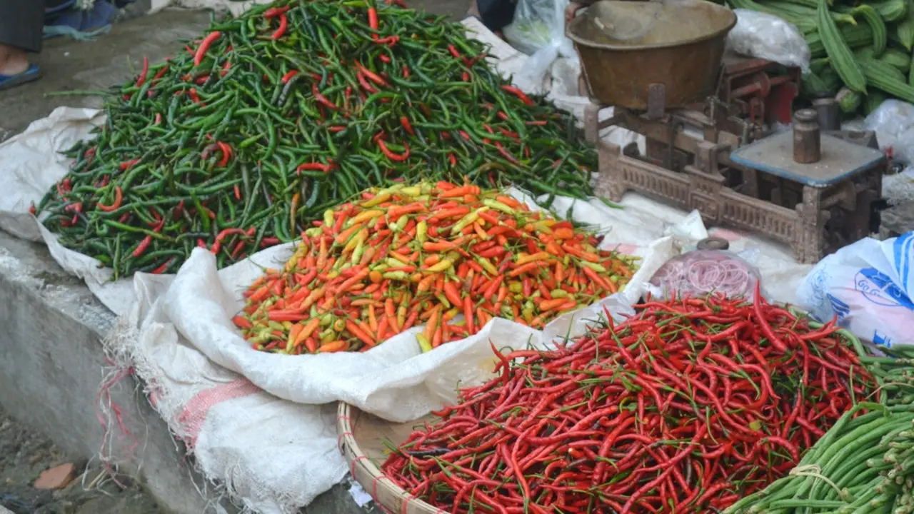 Pasokan berkurang, harga berbagai jenis cabai di Banyumas melambung tinggi. (Foto: Liputan6.com/ Muhamad Ridlo)