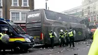 Lemparan botol dan kaleng minuman menghujani bus Manchester United yang diduga dilakukan oleh oknum suporter West Ham United. Rabu (11/5/2016) dini hari WIB. (Reuters/Eddie Keogh)