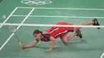Tunggal putri Indonesia, Gregoria Mariska Tunjung mengembalikan bola pukulan Ratchanok Intanon dari Thailand pada pertandingan bulu tangkis tunggal putri babak 16 besar Olimpiade Musim Panas 2020 di Tokyo, Kamis (29/7/2021). Mariska kalah dari Ratchanok 12-21 dan 19-21. (AP Photo/Dita Alangkara)