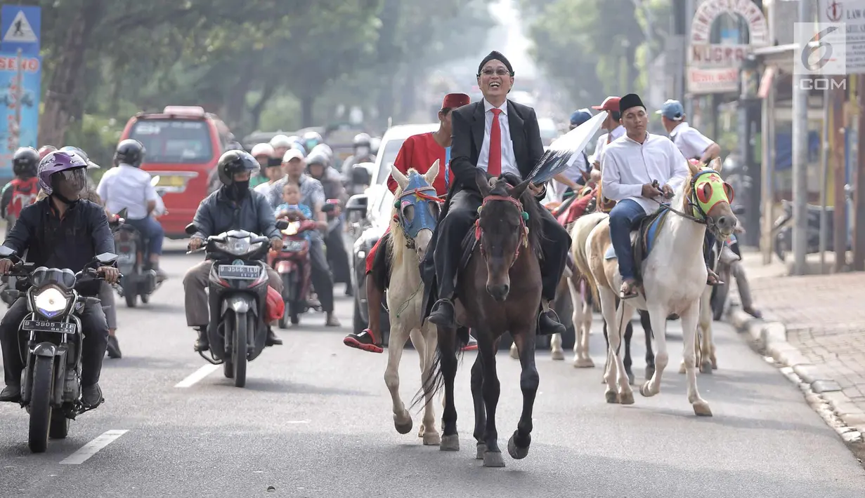 Motivator Tung Desem Waringin mempromosikan buku terbarunya berjudul 'Life Revolution' dengan berkuda di Jakarta, Kamis (7/6). Life Revolution merupakan buku ketiga yang dibuat Tung Desem Waringin. (Liputan6.com/Faizal Fanani)