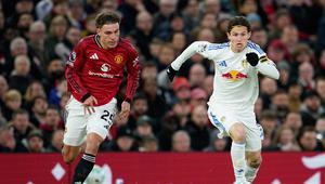 Gelandang Manchester United, Manuel Ugarte mencoba merebut bola dari kaki Brenden Aaronson, Selasa (14/4/2026) (AP Photo/Dave Thompson)