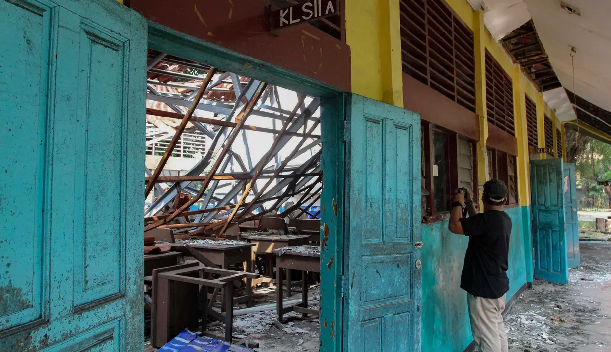 Warga melihat ruangan kelas yang roboh di SDN Kebayoran Lama Selatan 09 Pagi, Kebayoran Lama, Jakarta Selatan, Selasa (21/07/2026). (KLY/ Arie Basuki)