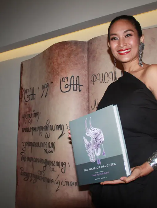 Happy Salma sampai tak kuat menahan air matanya, apalagi karya-karya Desak Nyoman hanya disimpan dalam kardus, membuat hatinya terketuk untuk memperkenalkan sosok inspiratif yang berasal dari Bali ini. (Galih W. Satria/Bintang.com)