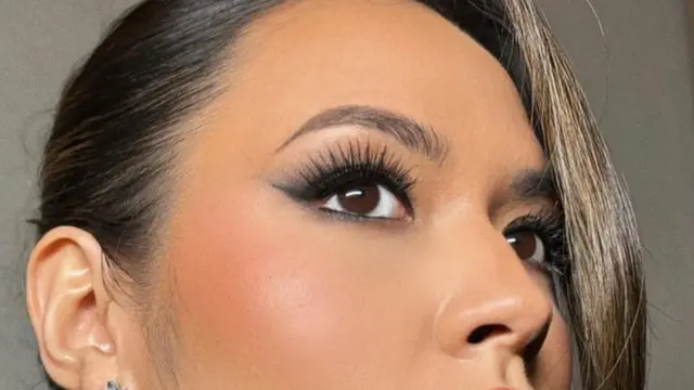 Gaya Fearless Raisa dengan Smokey Eye Makeup yang Bikin Pangling