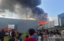 Petugas Gabungan Berjibaku Padamkan Kebakaran Gudang Toko Serba Ada di Cianjur
