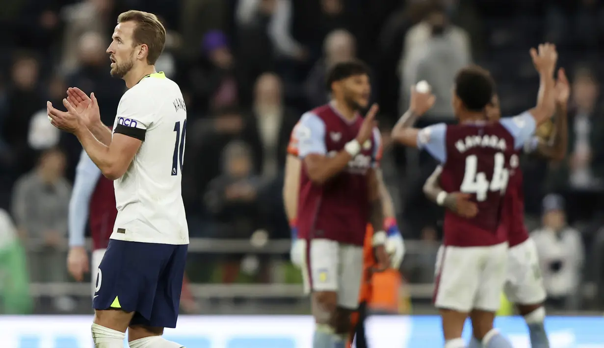 Kekalahan ini membuat Harry Kane dan kawan-kawan tertahan di peringkat kelima klasemen Liga Inggris dengan koleksi 30 poin dari 17 laga. Sementara itu, Aston Villa berada di peringkat ke-12 dengan torehan 21 poin dari 17 laga. (AP Photo/Ian Walton)
