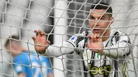 Cristiano Ronaldo. Striker Portugal yang sejak awal musim 2021/2022 kembali memperkuat Manchester United ini menjadi pemain uzur dengan nilai transfer termahal hingga saat ini. Momen itu terjadi kala Juventus merekrutnya dari real Madrid senilai 117 juta euro atau kini setara Rp1,7 triliun pada awal musim 2018/2019 saat CR-7 berusia 33 tahun. (AFP/Isabella Bonotto)