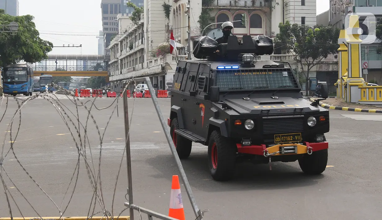 Petugas gabungan berpatroli di kawasan Harmoni, Jakarta, Sabtu (24/7/2021). Kepolisian menyiapkan kawat berduri di kawasan Harmoni untuk mengantisipasi adanya aksi demonstrasi dengan tuntutan menolak perpanjangan pemberlakuan pembatasan kegiatan masyarakat (PPKM). (Liputan6.com/Herman Zakharia)