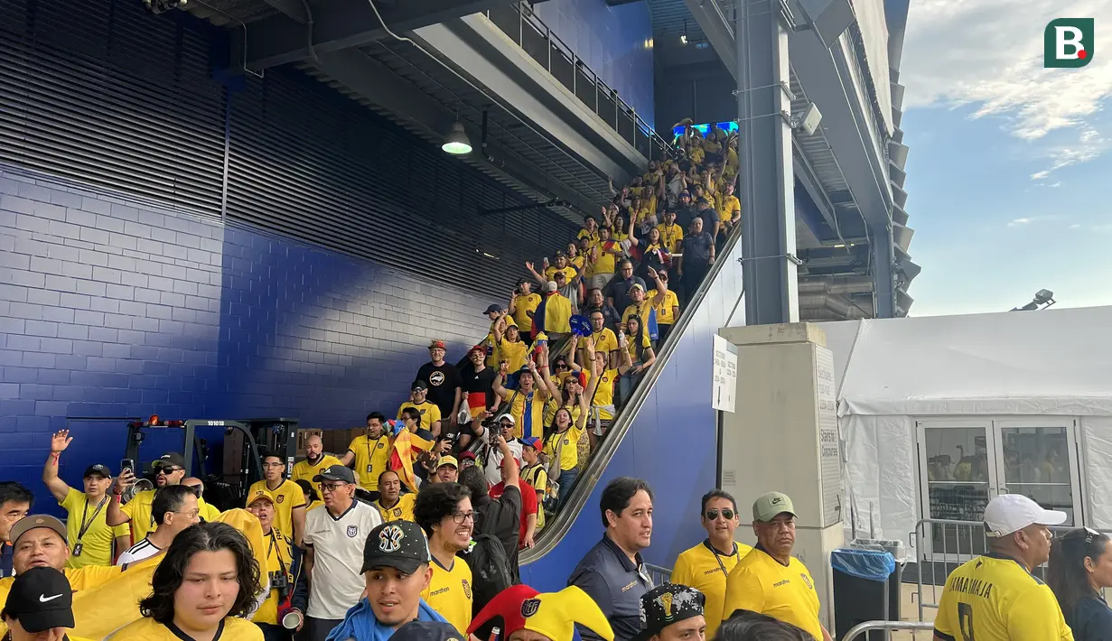 Suporter Ekuador memenuhi eskalator meninggalkan tribun MetLife Stadium, New York New Jersey, AS, setelah laga fase grup Piala Dunia 2026 melawan Jerman, Kamis (25/6/2026). Mereka datang berbondong-bondong sambil bernyanyi dan mengibarkan bendera untuk memberikan dukungan penuh kepada tim kesayangannya. (KLY Sports/Hery Kurniawan)