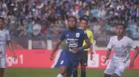 Bek PSIS Semarang, Abanda Rahman (biru) saat ikut memperkuat timnya menghadapi Arema FC (14/3/2020). (Bola.com/Vincentius Atmaja)
