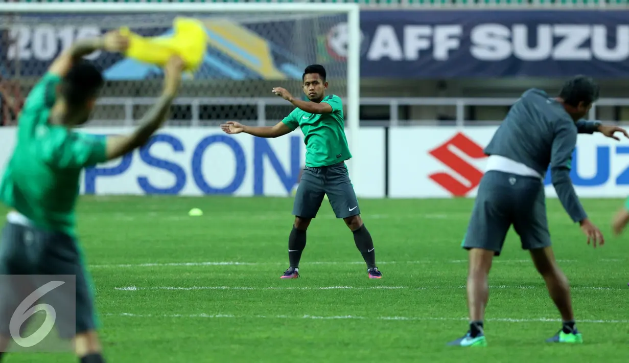 Pemain Timnas Indonesia, Andik Vermansyah (tengah) melakukan pemanasan jelang latihan resmi final pertama Piala AFF 2016 di Stadion Pakansari, Bogor, Selasa (13/12). Indonesia akan menjamu Thailand, Rabu (14/12). (Liputan6.com/Helmi Fithriansyah)