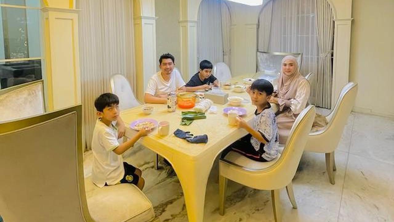 7 Potret Ruang Makan di Rumah Ustaz Solmed, Desainnya Mewah dan Cocok untuk Keluarga Modern