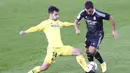 Penyerang Real Madrid, Eden Hazard, berusaha melewati pemain Villarreal, Manu Trigueros, pada laga Liga Spanyol di Stadion Ceramica, Minggu (22/11/2020). Kedua tim bermain imbang 1-1. (AP/Alberto Saiz)