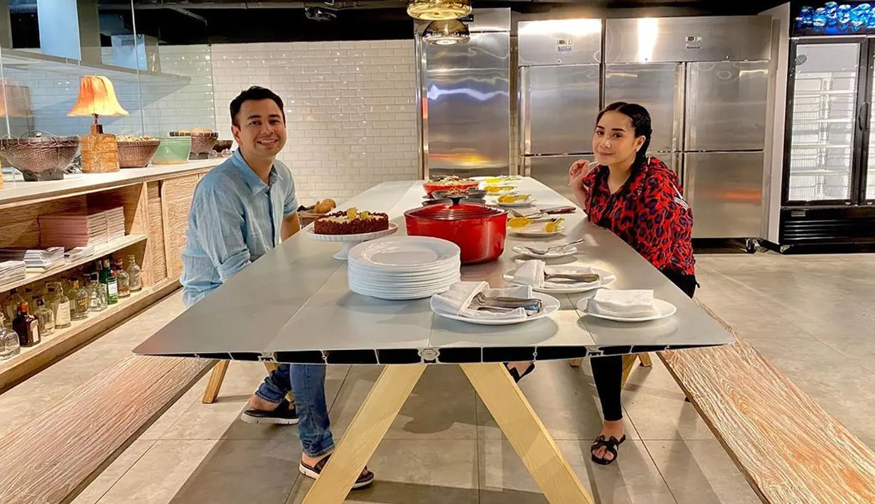 Gading mengatakan, kala itu Raffi mengirimkan pesan lewat aplikasi chat, namun Gigi baru membalasnya setelah dua sampai tiga hari kemudian. Hal tersebut tentu membuat Raggi begitu gemas. (Instagram/raffinagita1717)