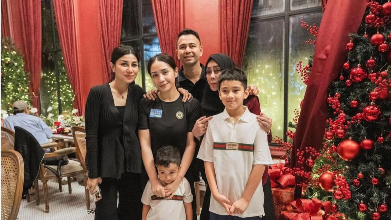 7 Potret Kemeriahan Ulang Tahun Mama Amy, Kejutan Manis dari Raffi Ahmad dan Keluarga Besar