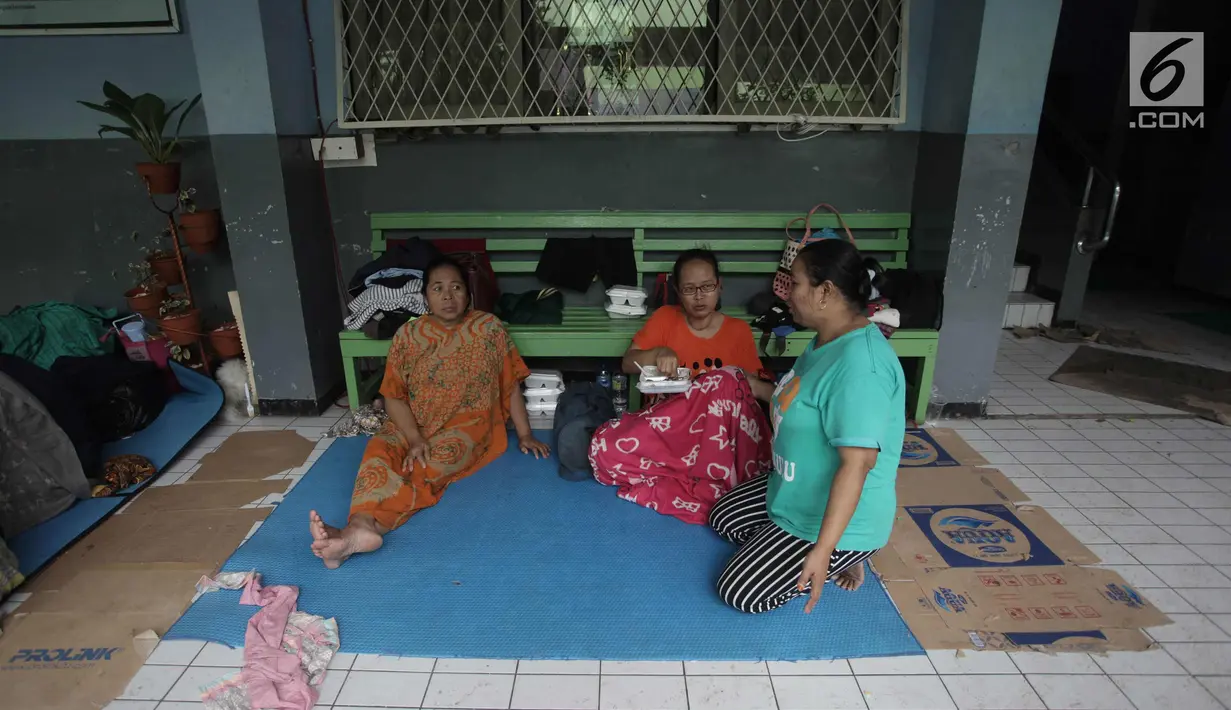 Warga beristirahat di Gedung SMP Negeri 26, Jalan Kebon Pala, Kampung Melayu, Jatinegara, Jakarta Timur, Selasa (6/2). Sebanyak 42 KK mengungsi di tempat tersebut akibat rumahnya terendam banjir. (Liputan6.com/Arya Manggala)