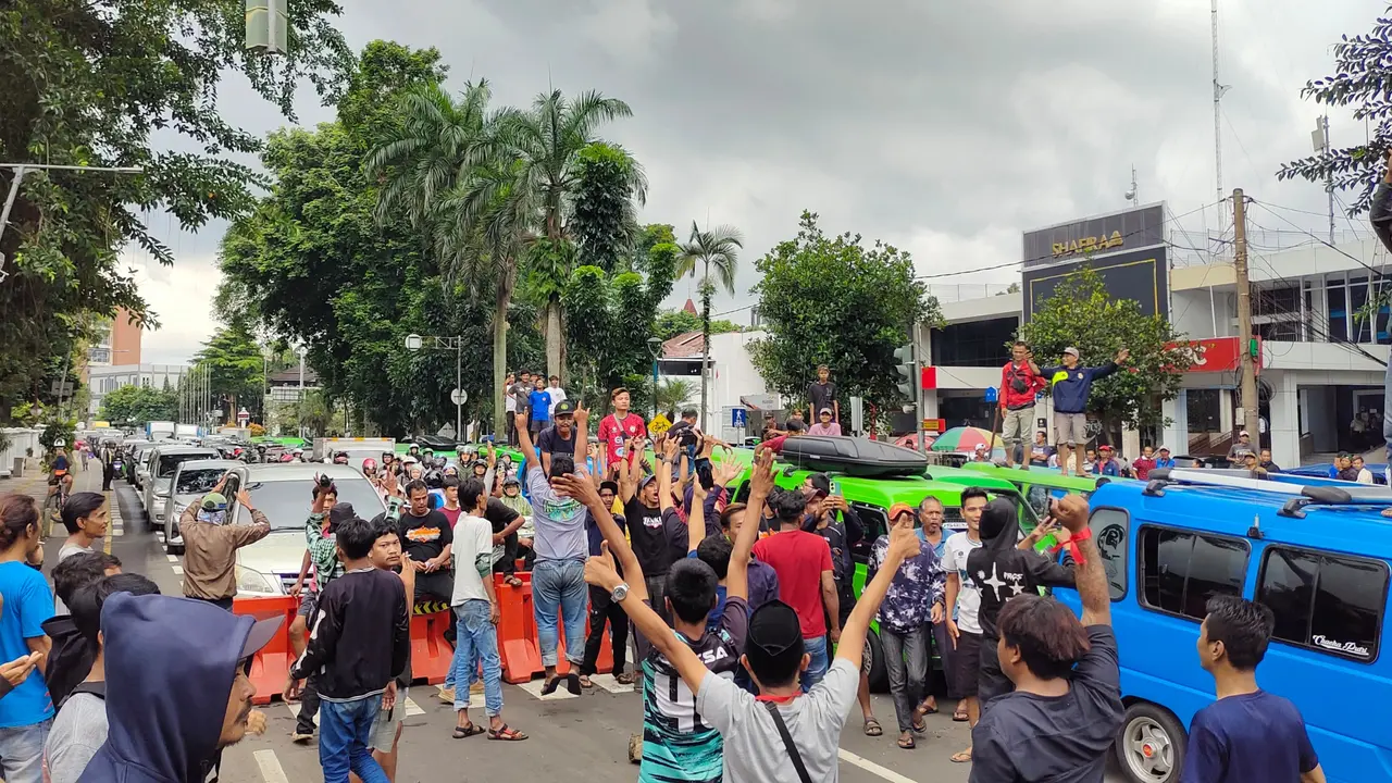 Demo Sopir Angkot di Balai Kota Bogor Ricuh
