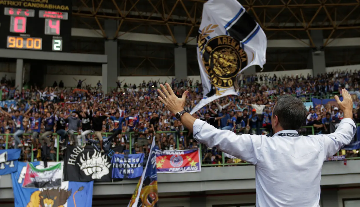 Pelatih Arema FC, Milomir Seslija, menyapa suporter usai mengalahkan Bhayangkara FC pada laga perempat final Piala Presiden 2019 di Stadion Patriot, Bekasi, Sabtu (30/3). Bhayangkara kalah 0-4 dari Arema. (Bola.com/Yoppy Renato)