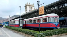 Gerbong kereta tua yang diubah menjadi sebuah kafe di La Paz, Bolivia pada 15 Maret 2019. Selain dimanfaatkan sebagai kafe, bagian gerbong kereta juga dijadikan toko yang menjual beragam produk makanan dan minuman. (David Mercado/Reuters)