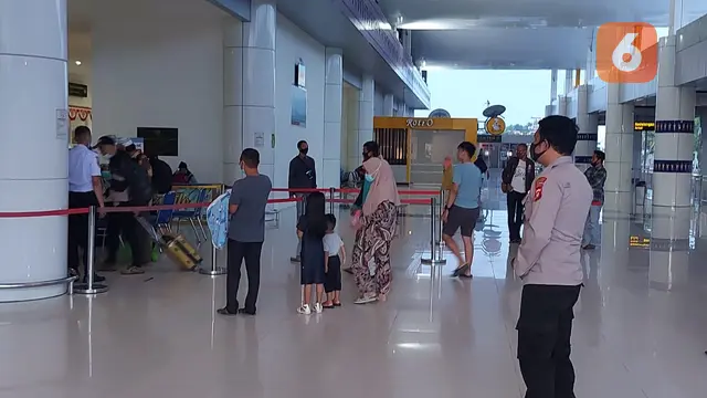 Kapolsek Bandara IPDA Ismet Ishak saat memantau penegakan Protokol Kesehatan di Bandara Djalaludin Gorontalo (Arfandi Ibrahim/Liputan6.com)