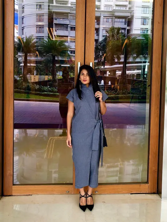 Selanjutnya, dress berwarna abu-abu yang dikenakan Nova juga cocok banget melekat di tubuhnya. Rambutnya yang panjang dibiarkan terurai dan membuatnya semakin memesona. (Instagram/novaelizastory)