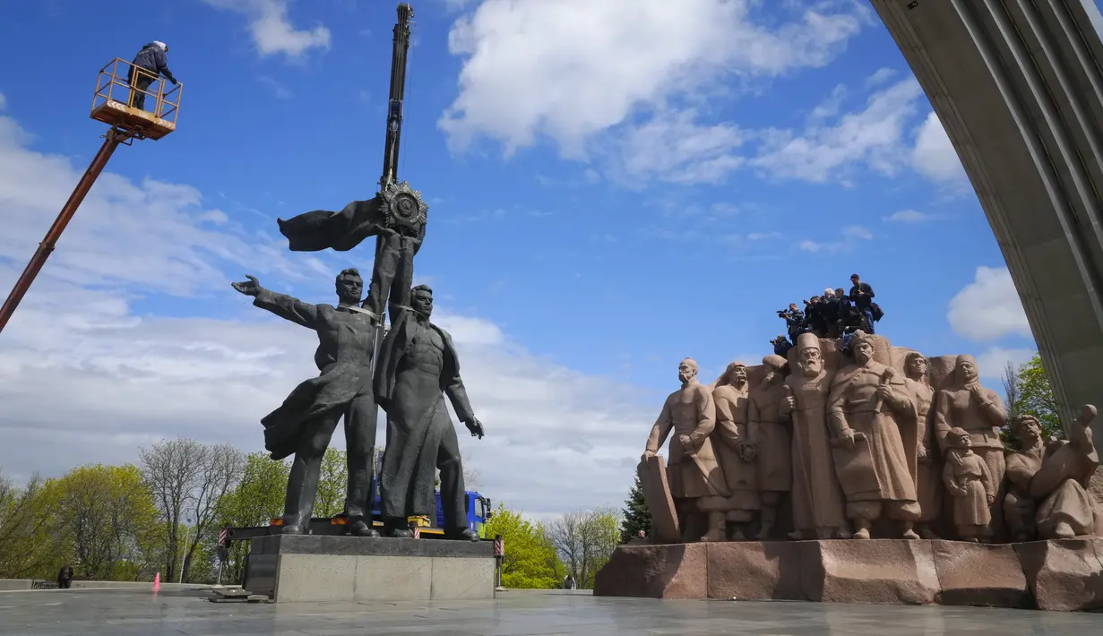 <p>Sebuah monumen era Soviet untuk persahabatan antara Rusia dan Ukraina terlihat selama pembongkarannya, di tengah invasi Moskow di Kiev tengah, Ukraina, Selasa (26/4/2022). Salah satu perancang patung itu mengatakan kondisi perang antara Rusia-Ukraina jadi alasan kenapa patung itu akhirnya dibongkar. (AP Photo/Efrem Lukatsky)</p>