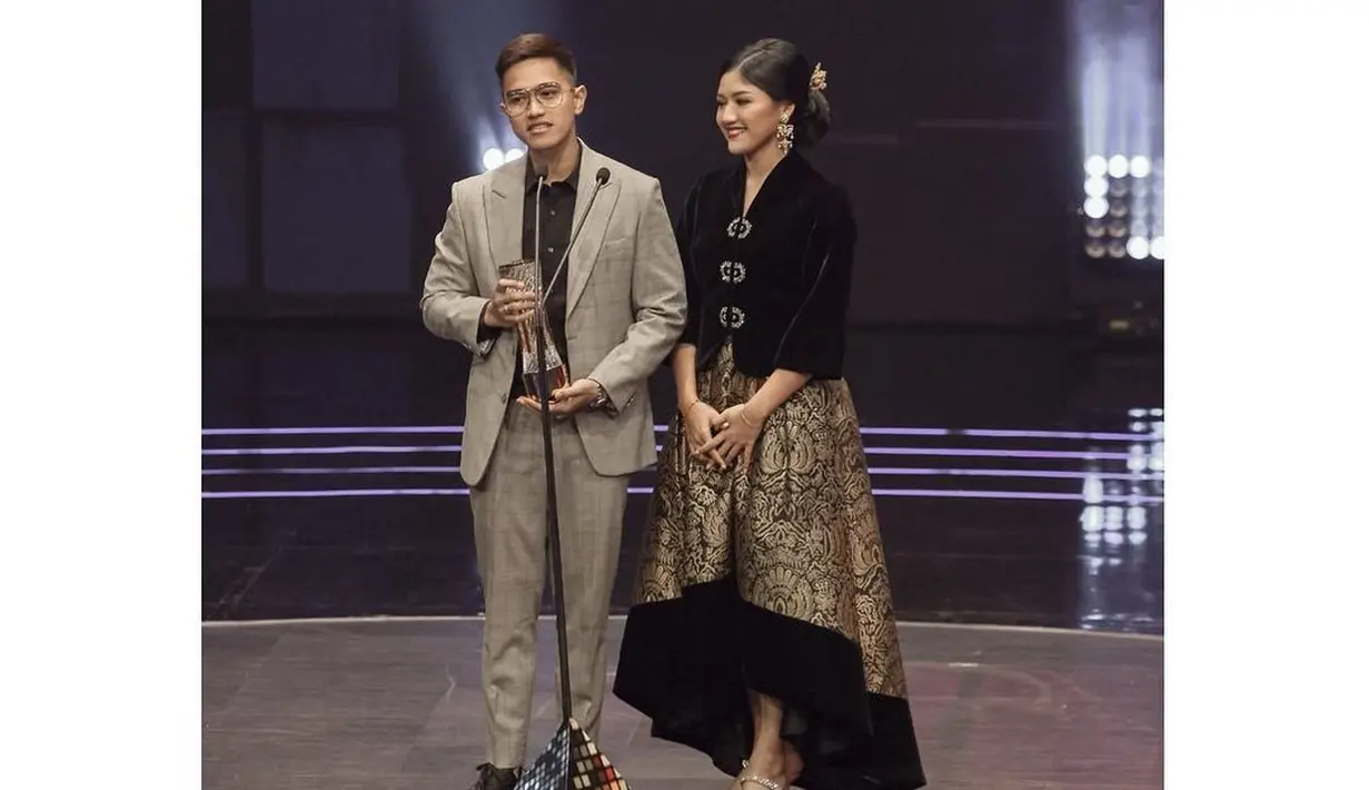 Selain beskap, Kaesang punya pilihan busana yang lebih kasual saat Erina kenakan kebaya [@erinagudono]