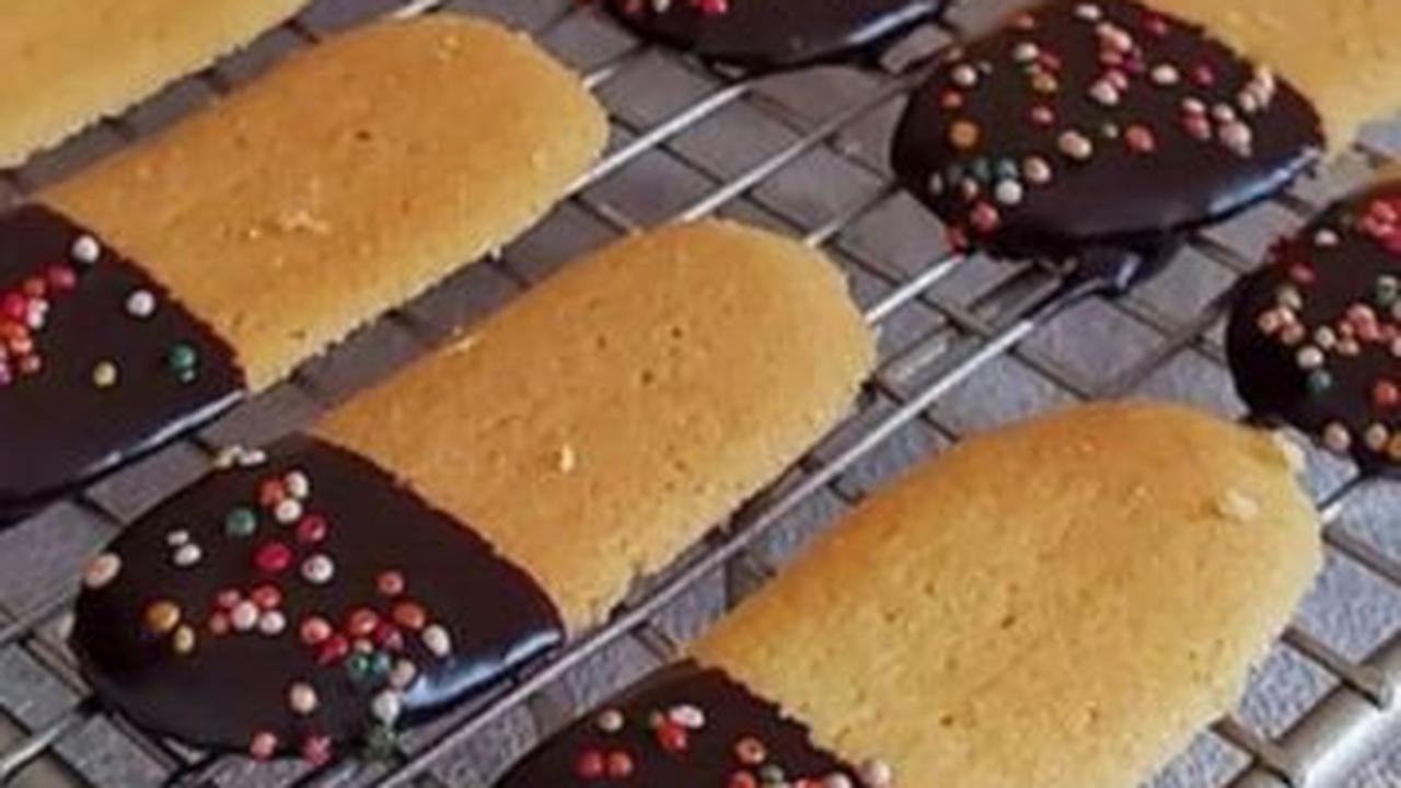 4. Resep Lidah Kucing Cokelat Sprinkle<br>