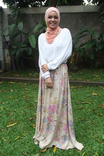 Gaya berhijab Dewi Sandra yang simple dan menjadi sorotan | copyright vemale.com