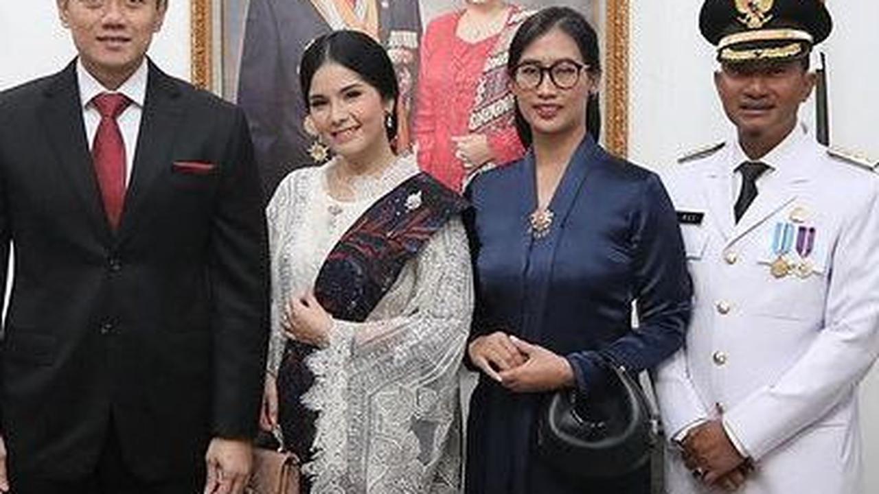 Annisa Pohan juga mendampingi suaminya di setiap kunjungan. Ini momen saat bertemu Bupati Pacitan.
