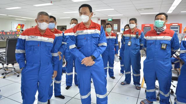 Komisaris Utama Pertamina Basuki Tjahaja Purnama (Ahok) dan Komisaris, Condro Kirono tinjau Kilang Minyak Balongan.