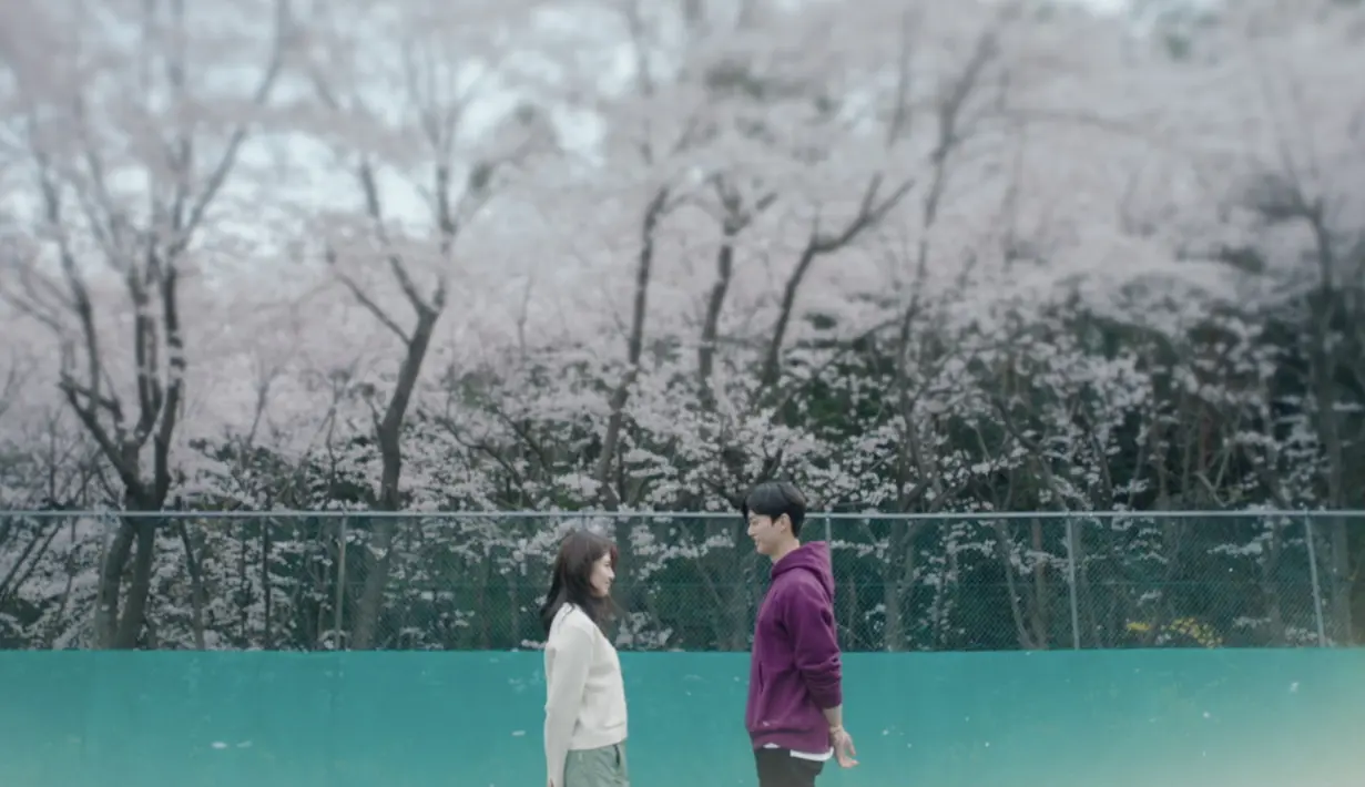 Nevertheless menghadirkan realita berbeda dalam kisah cinta. Tak sedikit yang mengalami pengalaman cinta seperti Yu Na Bi dan Park Jae Eon. Meski kadang menyebalkan, cerita dalam Nevertheless mampu membuat penonton merasakan debaran saat jatuh cinta. (Foto: Netflix)