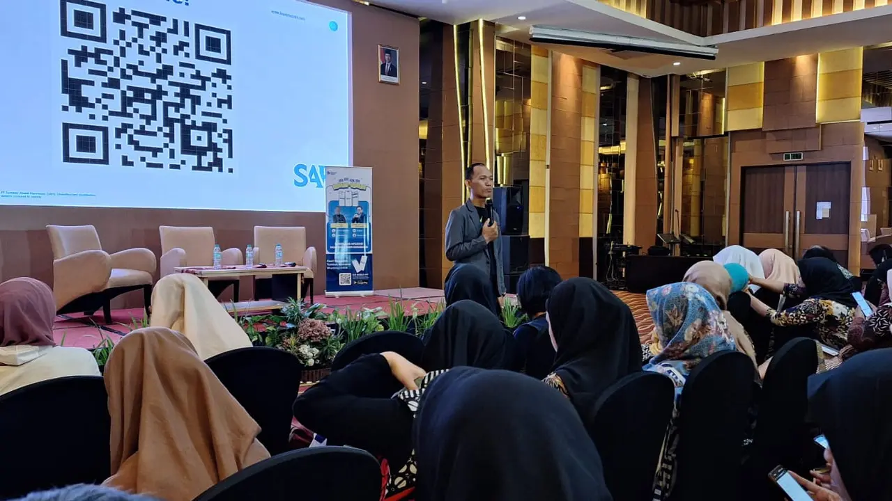 Coach Adha sedang memberi penjelasan keuntungan dari aplikasi kasir online Kantong UMKM. (Istimewa)